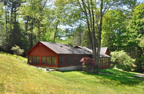 Woodstock House | HUGE KITCHEN 4 Private Acres, 7 Min to Town, WiFi, AC, Fireplace