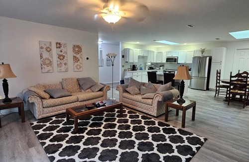 Tonawanda House | HUGE, Modern Home in ❤️ of WNY Buffalo & Niagara Falls