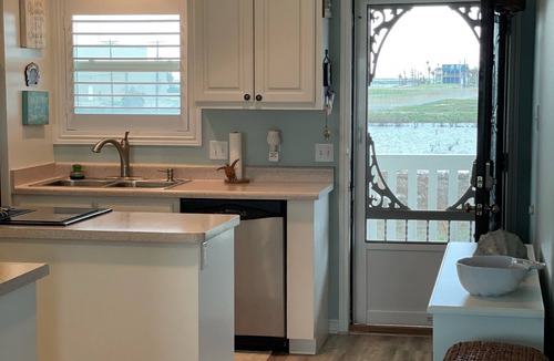 Rockport House | Hummingbird Festival! Intercoastal water view! Pets OK! Free WIFI!