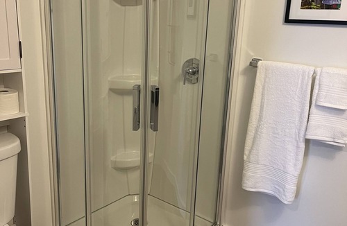 Richmond Apartment | Ideal location, monthly rental in the heart of Richmond, 15min to Burlington