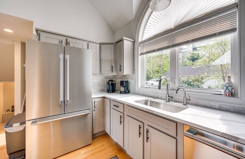 Thornton House | In the Estates, close to Owl's Nest, new kitchen, amazing views, minutes off I93