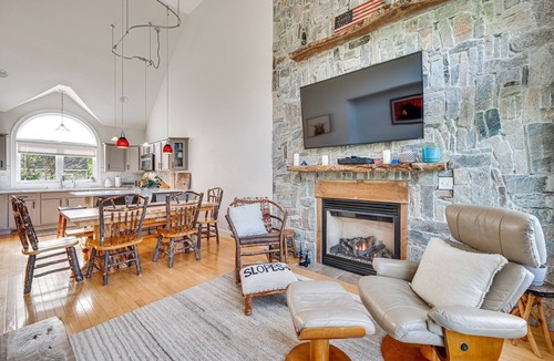 Thornton House | In the Estates, close to Owl's Nest, new kitchen, amazing views, minutes off I93