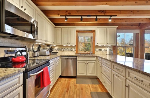 Ludlow House | Incredible ski access on Sachem Trail - True Ski On/Ski Off Home - Private Hot Tub
