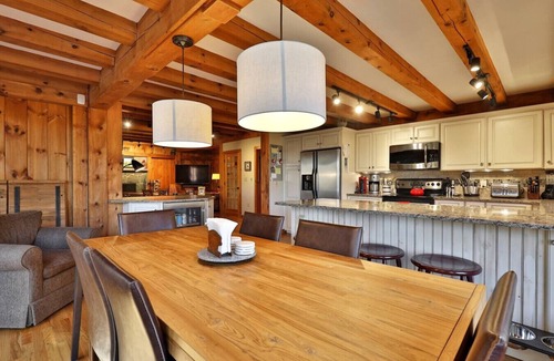 Ludlow House | Incredible ski access on Sachem Trail - True Ski On/Ski Off Home - Private Hot Tub