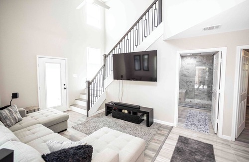 Alvin House | Indulge in a restful retreat at Lake Morgan in Alvin, TX.