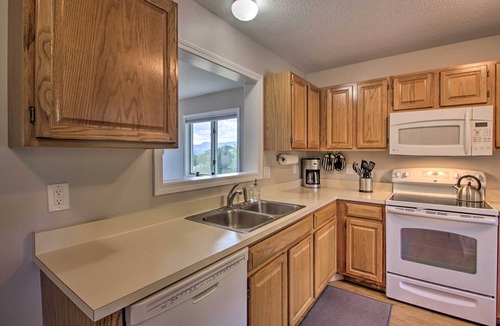 Intervale Condo | Intervale Family Retreat: Mtn View & Pool Access!