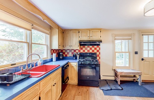 South Londonderry House | Inviting home with WiFi, internet, washer/dryer, and historic charm