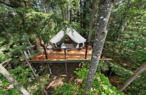 Brantingham House | Island Glamping w/Boat, HotTub and Pet Friendly