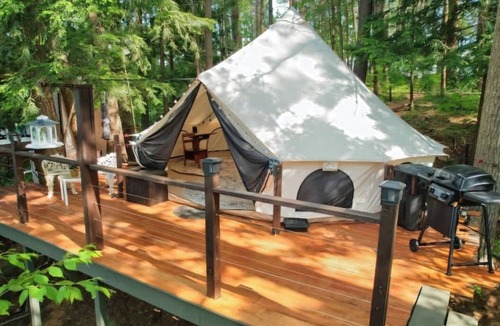 Brantingham House | Island Glamping w/Boat, HotTub and Pet Friendly