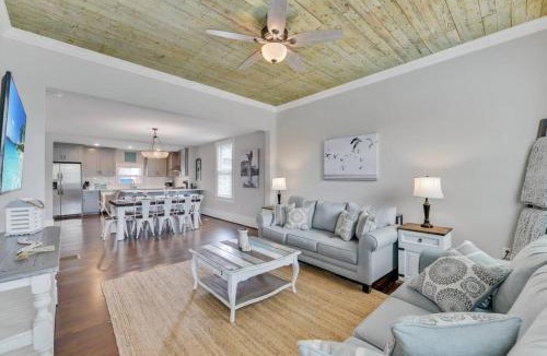 San Jacinto House | Island Time with Heated Pool Walk to Beach and Pleasure Pier