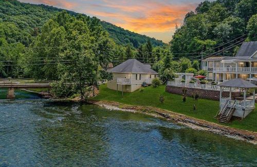 Covington House | Jackson River Estate 3 dwellings on River w/Pool sleeps 23