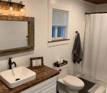 North Troy Ski Chalet | Journeys End Chalet - Minutes to Jay Peak!