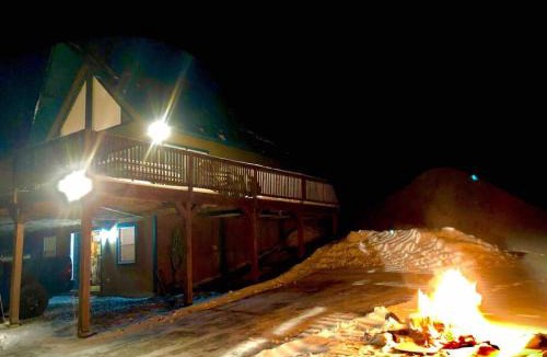 North Troy Ski Chalet | Journeys End Chalet - Minutes to Jay Peak!