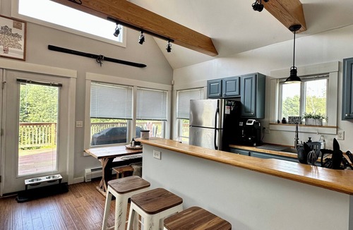 North Troy House | Journeys End Chalet - Minutes to Jay Peak!
