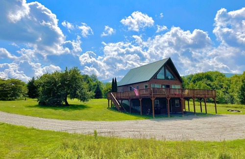 North Troy House | Journeys End Chalet - Minutes to Jay Peak!