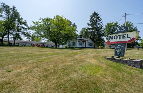 Clayton Apartment | K's Motel with Stunning St. Lawrence River Views - Room 6