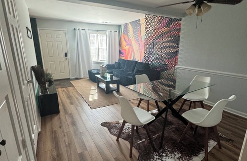 Executive Park House | Kick back and relax in this calm, stylish space!