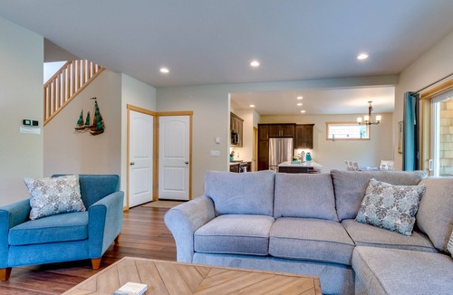 Manzanita House | Kid-friendly house with fireplace, entertainment, and nearby beach access