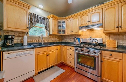 East Haven  Rutland County Ski Chalet | Killington Chalet with Hot Tub & Ultimate Game Room
