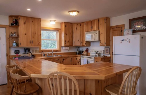 Clarendon House | Killington Retreat | Deck-Fire Pit-Mountain Views!