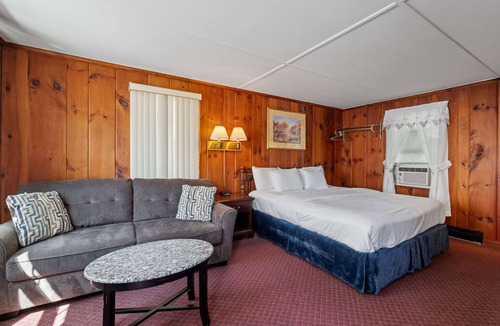 Littleton Hotel | King Bed Comfort Walk to Main Street