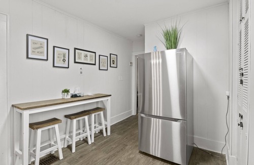 Rochester House | King Bed Full Kitchen Self Check-In Parking UofR