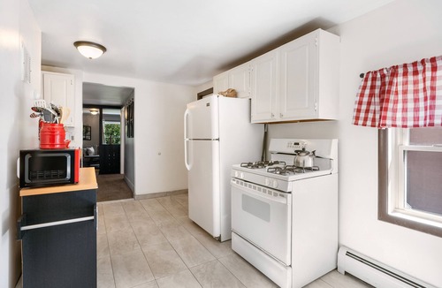 Poughkeepsie House | King Bed | Private Parking | Strong WiFi