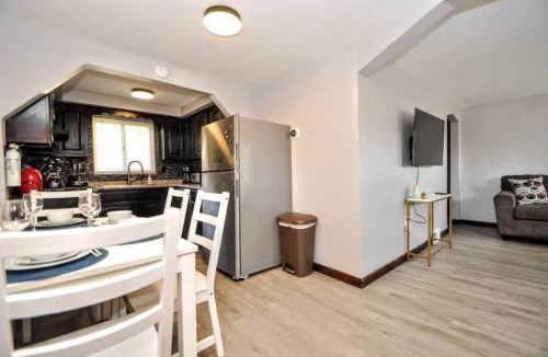 Brentwood Apartment | King Bed! Quiet Pittsburgh Home! Close to City!
