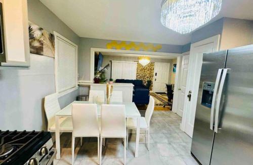 Kenmore House | King Beds -Pet Friendly Fully Fenced Yard