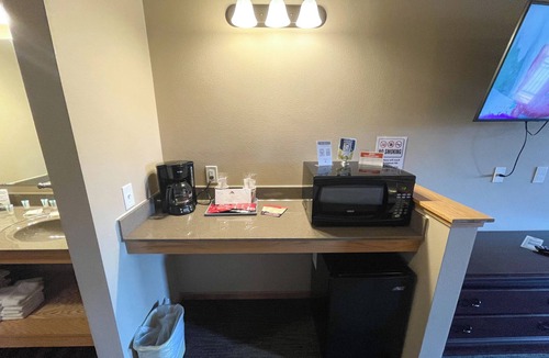 Spring Brook Hotel | King Hotel Room @ Spring Brook Resort