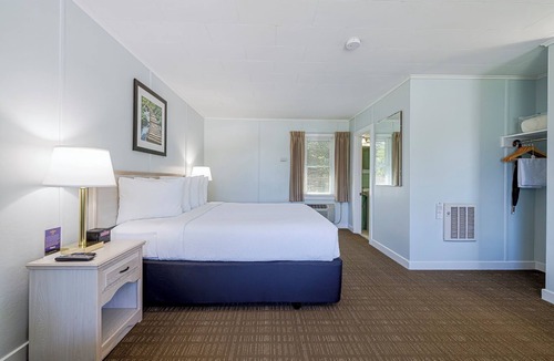 Bar Harbor Hotel | King Room w/Breakfast Included