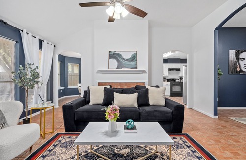 Cypress Apartment | King sized bed Driveaway parking Private Backyardn