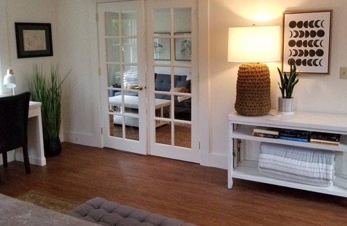 Durham Hotel | King Suite at Public House, food trucks & craft beer on site, walk to UNH & town