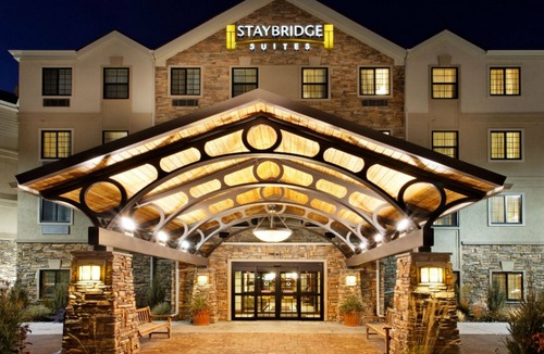 Rochester Condo | King Suite | Free Breakfast + Shared Pool & Hot Tub. Close to Mayo Clinic!