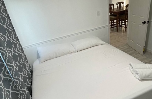 North Bellport Apartment | King Suite Retreat: Beaches, NYC, Hamptons Smart TVs - Sleeps 6+ free parking