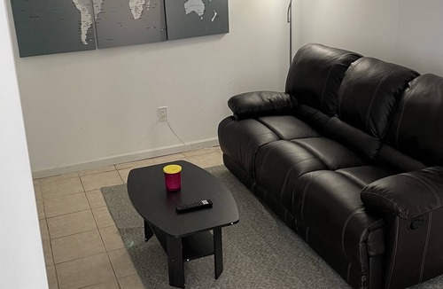 North Bellport Apartment | King Suite Retreat: Beaches, NYC, Hamptons Smart TVs - Sleeps 6+ free parking