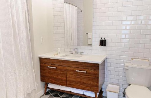 Central Business District Apartment | Kislak 306 Luxurious 1BR in Heart of Downtown
