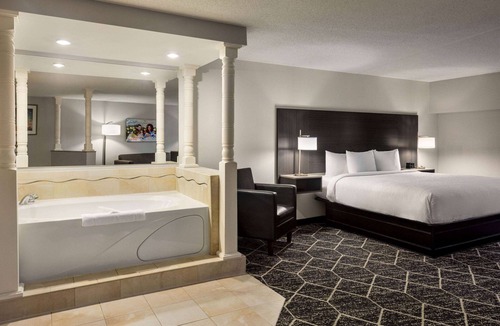 Lake George Hotel | La Quinta Inn & Suites by Wyndham Lake George
