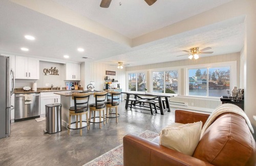 Portage Lakes Apartment | Lake Front|Kayaks|Huge Game Room|Sleeps 8
