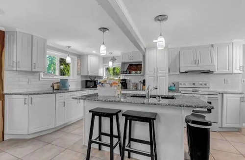 Youngstown House | Lake Front Private Retreat near Niagara Falls with 5 bedrooms,3.5 bathrooms