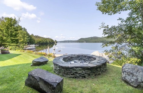 Barton House | Lake House - Modern Log Cabin. Private location on the lake for 8 Guests!