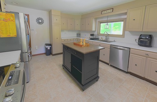 West Sand Lake Apartment | Lake house with wrap around porch&beautiful view, minutes from the NYS Capitol!