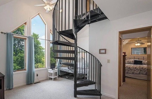 Mountainside Ski Chalet | Lake Views! HOT TUB! 8 min to WISP ski. Central Location. Walk to Coffee & Eats.