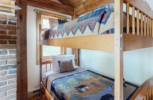 South Hero Cabin | Lakefront dog-friendly cabin & cottage with kayaks, grill, washer/dryer