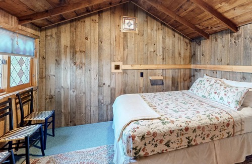 South Hero Cabin | Lakefront dog-friendly cabin & cottage with kayaks, grill, washer/dryer