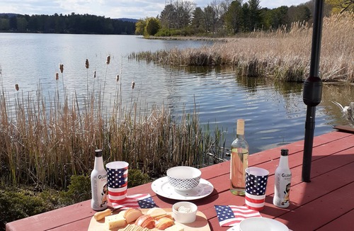 Sharon House | Lakefront Fall Foliage in New England Just 2 Hours From NYC