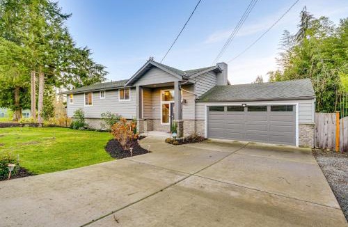 Silver Lake House | Lakefront Gem Balcony, Fire Pit and Yard in Everett