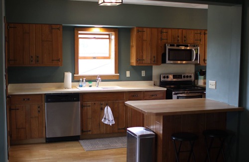 Cleveland Cottage | Lakefront Getaway at the Cozy Stone House