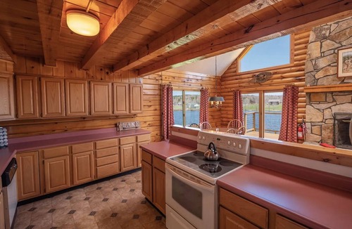Whitingham Cabin | Lakefront House with Stunning Views and Great Room