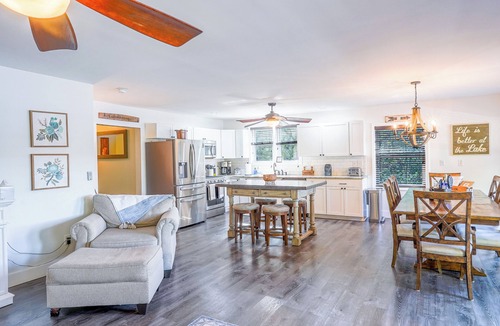 Fort Ann House | Lakefront Lookout - Family and Pet-Friendly